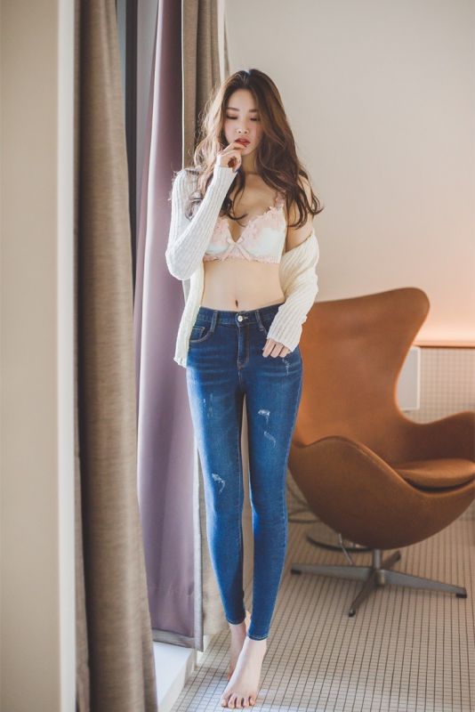 火辣车模美女风骚私房内衣外泄性感写真