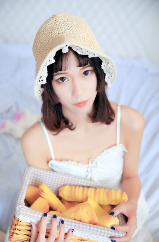 美女校花私房床上吊带内衣性感诱人诱惑写真图片