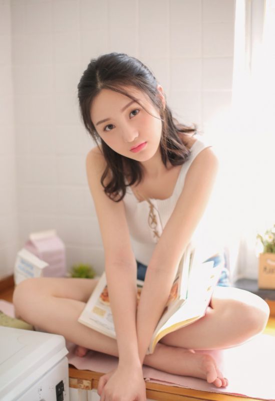 纤瘦美貌少女模特居家厨房悠闲生活性感热裤写真