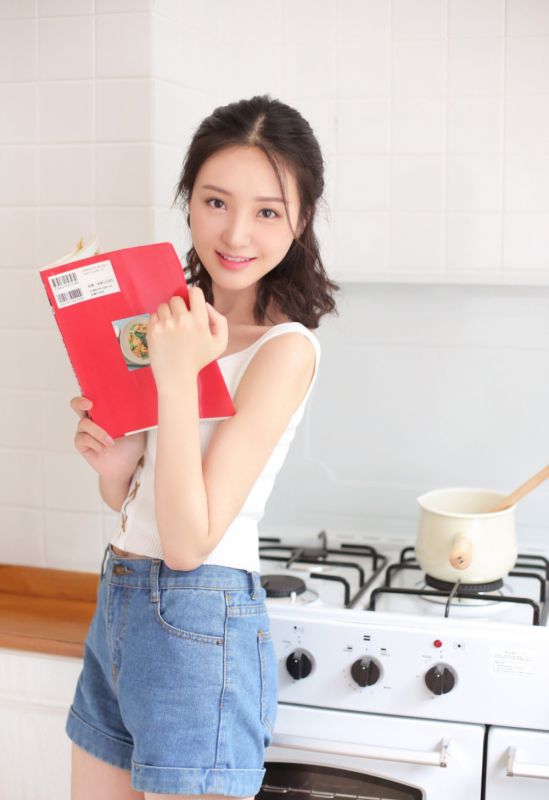 纤瘦美貌少女模特居家厨房悠闲生活性感热裤写真