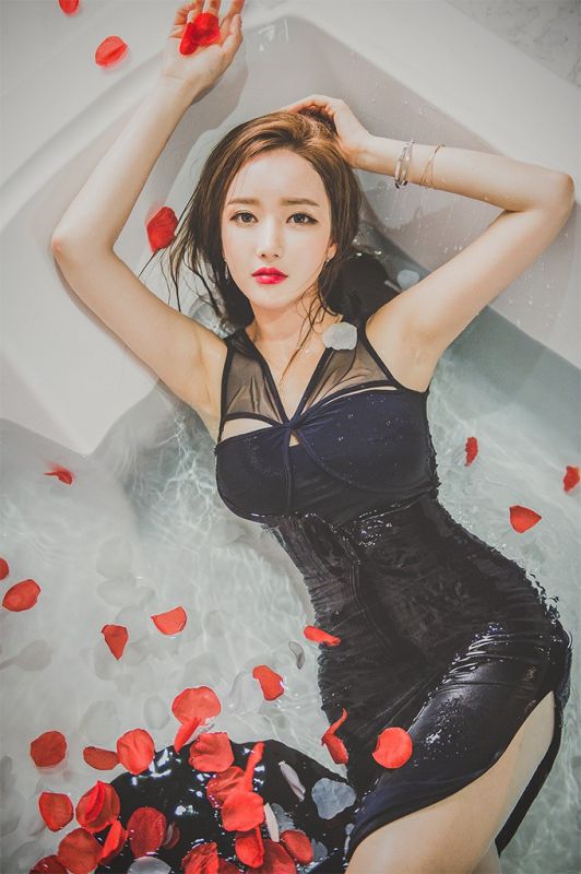 韩国御姐李妍静浴缸花瓣水湿身裸体艺术大胆写真