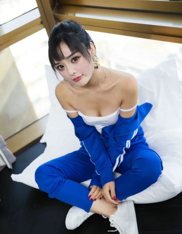 学生妹运动服床上打飞机模特高清人体私处特写图片