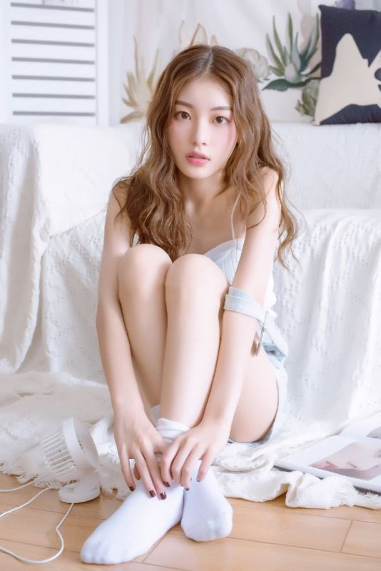 亚洲绝色混血儿美女真空背带裤底下鲍穴喷水销魂写真