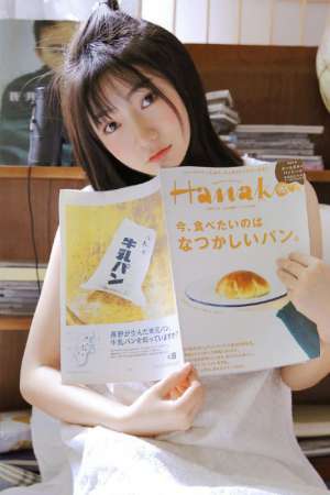 00后机灵美少女闺房白裙子裸白皙美腿诱人写真