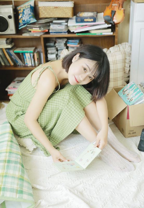 素颜美女淡绿小吊带裙小清新诱人酥胸性感白丝美腿照
