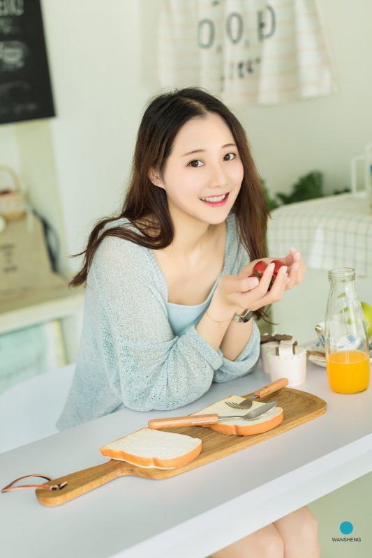 小卷发美少女吊带内衣雪肌嫩乳性感美腿写真