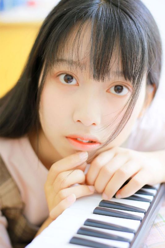 电子钢琴小能手少女活泼青涩大眼灵动清纯生活写真