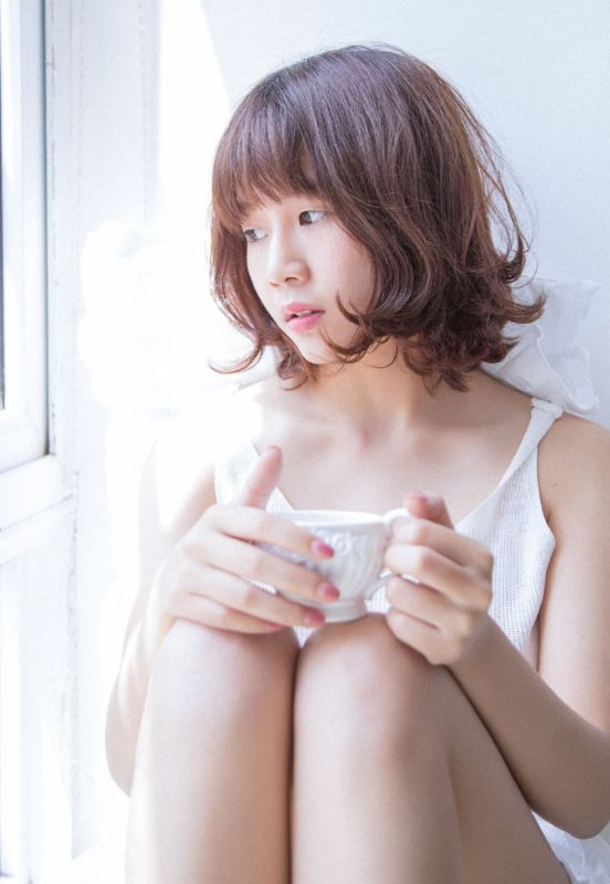 小波卷发美少女格子吊带裙性感裸背酥胸诱惑图片