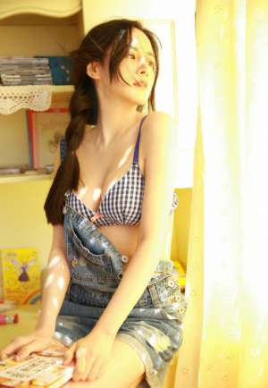 真空乳神美女牛仔背带裤性感酥胸写真