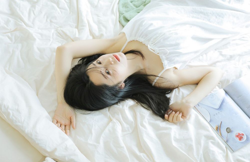 清纯氧气美女白嫩幼妻私房吊带睡裙惹火图片