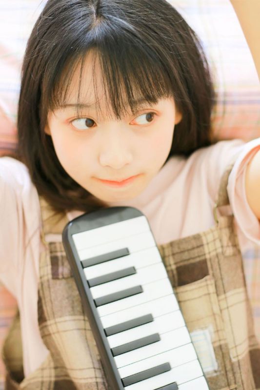 电子钢琴小能手少女活泼青涩大眼灵动清纯生活写真