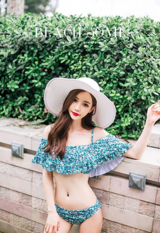 性感网红妹妹私人泳池大胆裸肩装风姿妖娆美腿写真