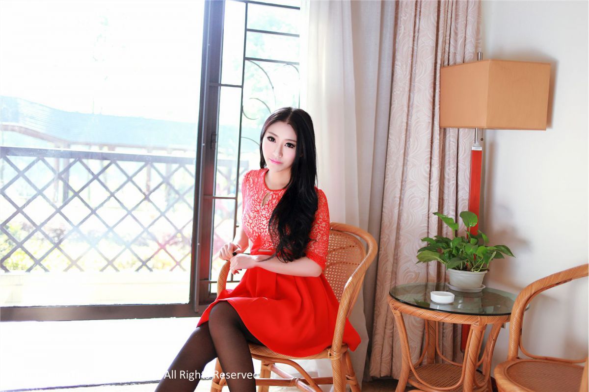 大胸美女温泉池性感比基尼秀
