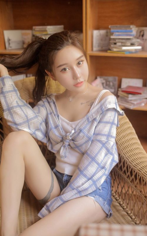 清雅娇俏美女模特吊带露肩大胆妖娆美腿写真