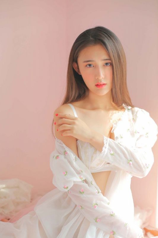 大奶美女模特蕾丝吊带白纱长裙销魂诱惑写真