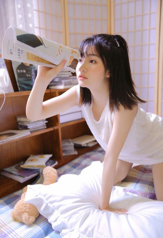 00后机灵美少女闺房白裙子裸白皙美腿诱人写真