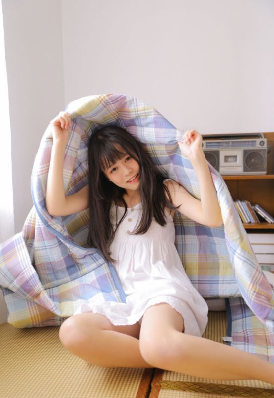 00后佛系少女清纯吊带裙私房撩发性感妩媚动人写真
