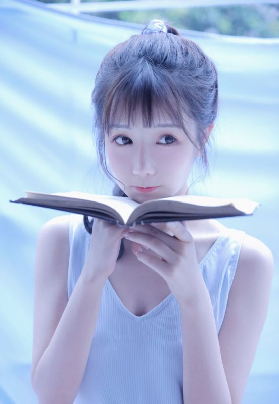 奶油小妹吊带睡裙白嫩肌肤诱人女孩写真