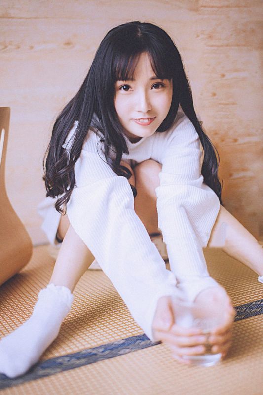 清秀养眼美少女纯白浴袍裸露出白嫩酥胸性感诱惑写真