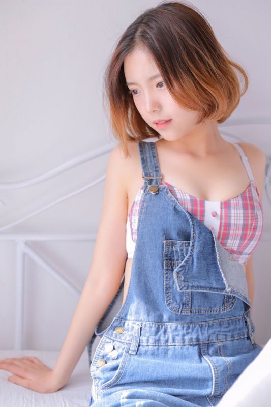 豪乳美女模特脱衣露事业线性感床照妩媚撩人写真