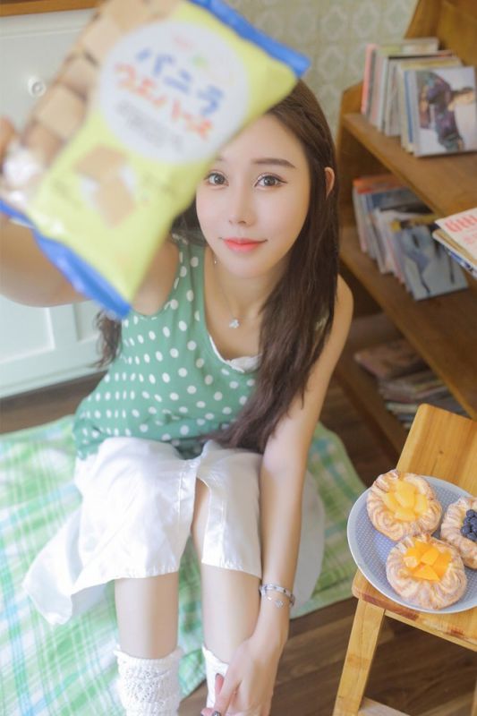 美食小吃货少女长发气质性感纯美大胆撩人写真