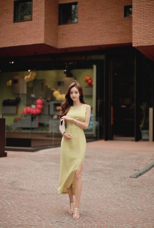 韩国骨感美女淡绿色轻薄长裙优雅街拍美腿白皙性感照