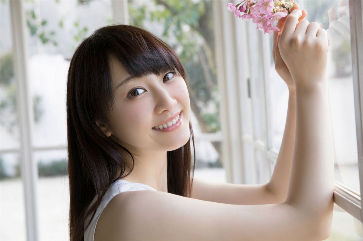 日本清纯美女松井玲奈白色短裙迷人写真