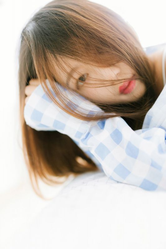 居家少女白色吊带香肩露乳性感妩媚生活写真