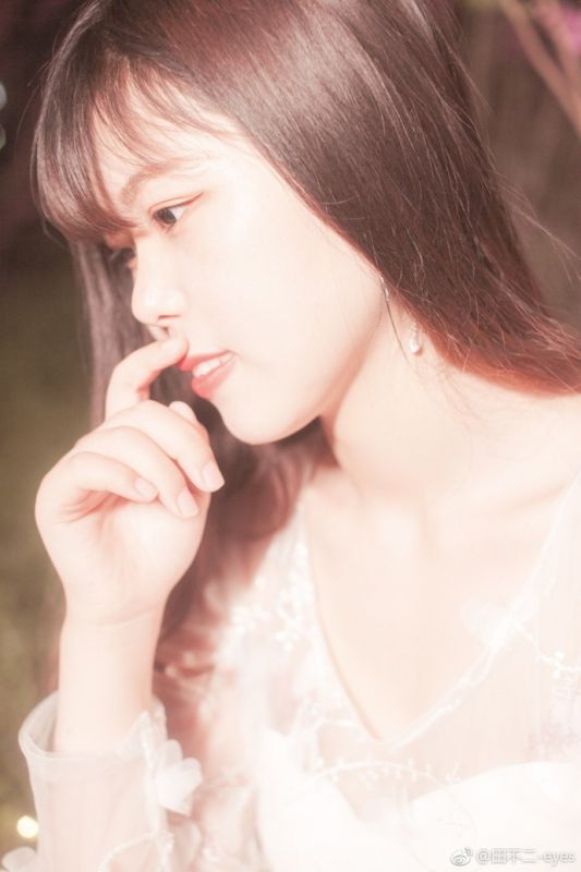 清秀美女户外夜晚唯美梦幻脱衣诱惑性感图片