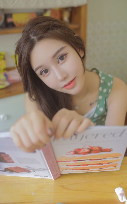 美食小吃货少女长发气质性感纯美大胆撩人写真