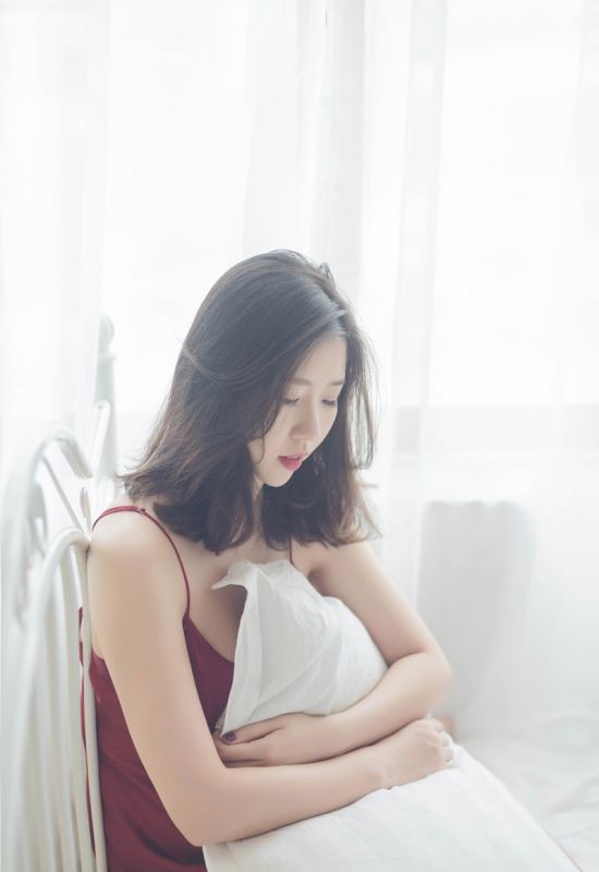 狂野吊带人妻香艳睡裙裸足火辣性感写真