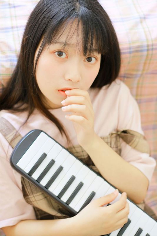 电子钢琴小能手少女活泼青涩大眼灵动清纯生活写真