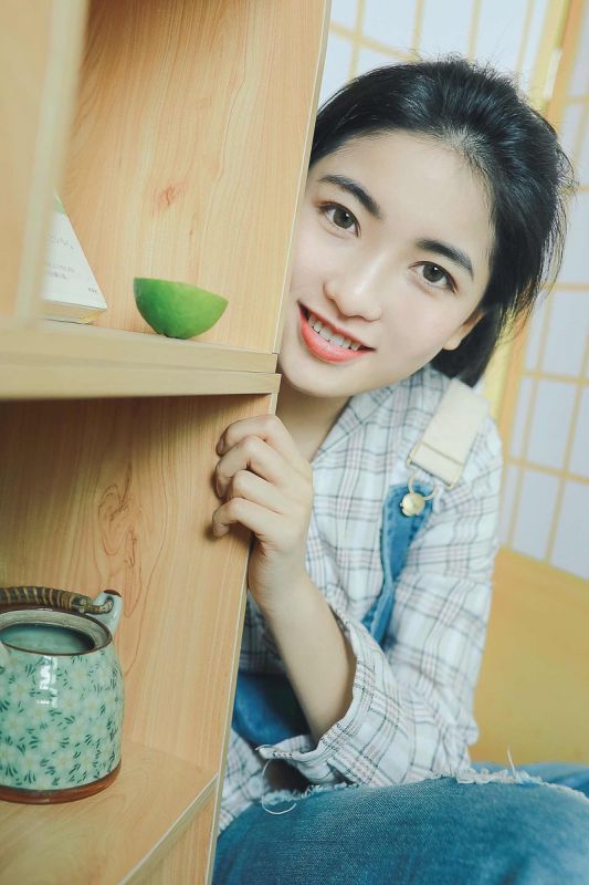 牛仔背带裤青春少女格子衬衫居家长腿性感写真