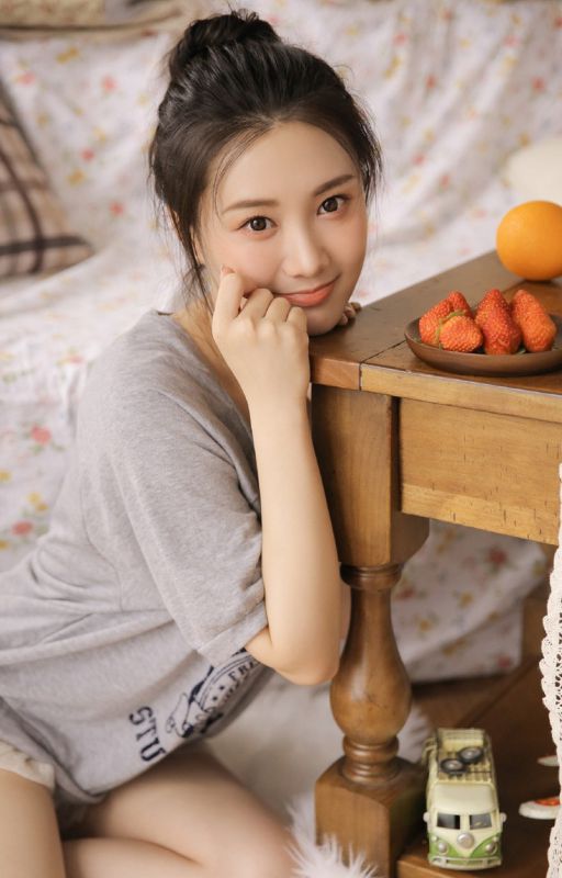 白嫩吊带酥胸美女性感香肩私房内衣诱惑图片