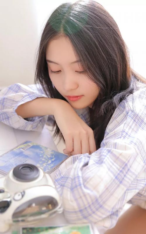 文艺衬衫美女居家清纯养眼白嫩小清新写真图片