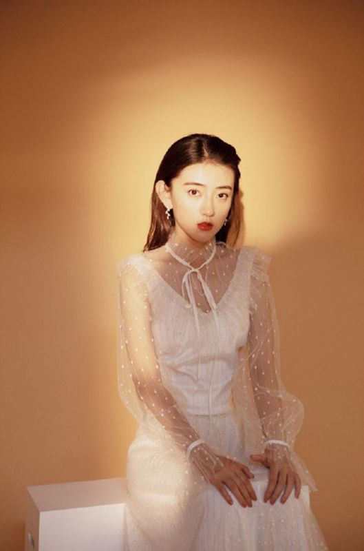 梁洁半透露背长裙香艳妖娆骨感惹火写真图片