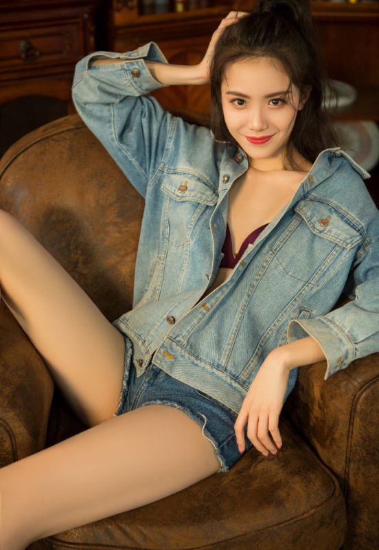 牛仔少女私房热裤美腿性感内衣嫩模写真