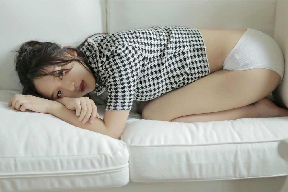 90后美女模特蜜桃小美臀蕾丝粉嫩内裤私房销魂大胆激情写真