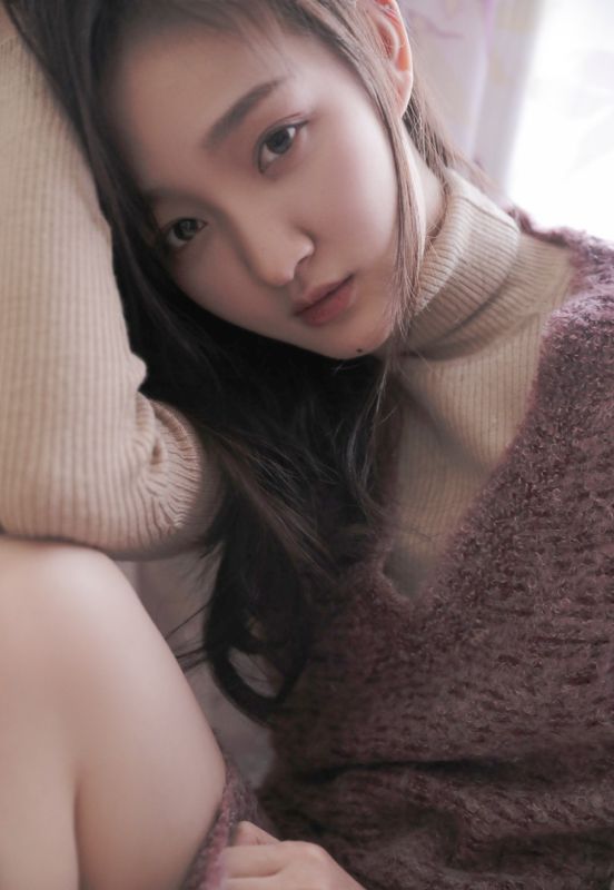 居家乖巧可爱美女抚媚妖娆神态娇羞惹火清纯写真
