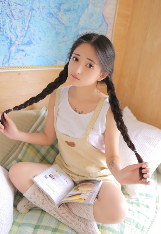 麻花辫少女私房美腿氧气甜美女孩写真