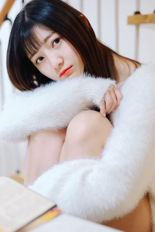 性感大眼美女清晨赖床睡衣露大白腿姿势迷人生活写真