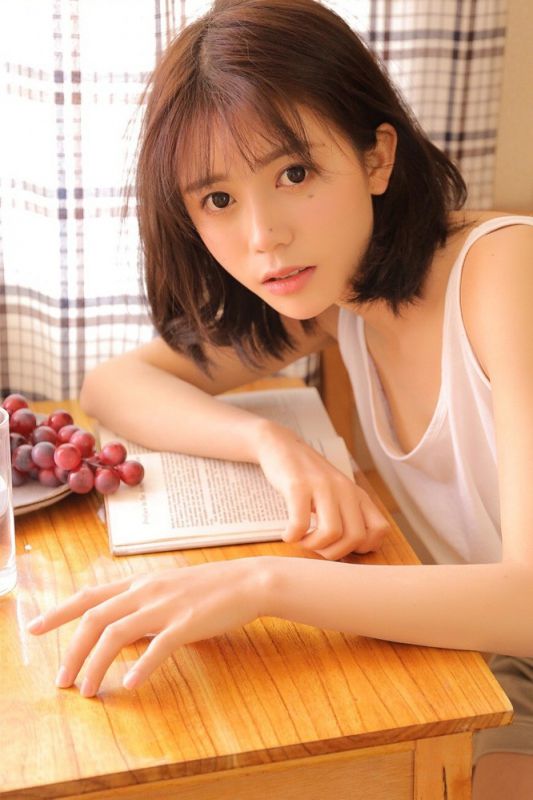 素人美女御姐吊带真空背心长腿妖娆写真