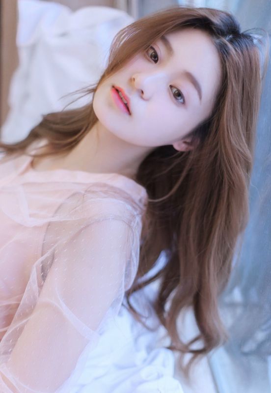 韩国宅男女神性感粉纱裙子曼妙身姿清纯私拍写真