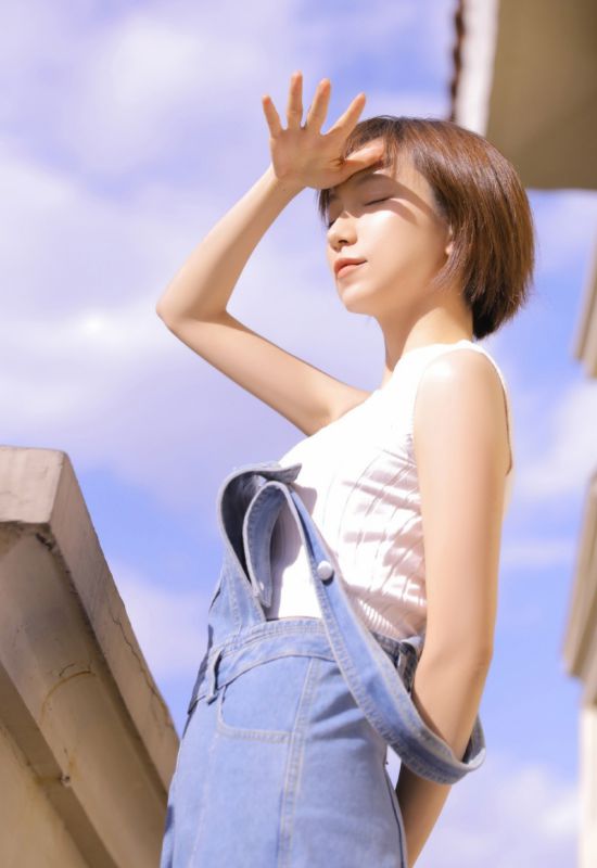 短发吊带少女小露香肩性感锁骨火辣诱惑写真