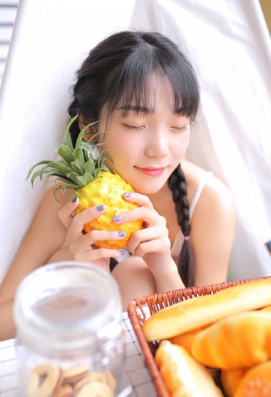 明眸红唇美女模特麻花辫清纯俏皮夏天美乳吊带写真