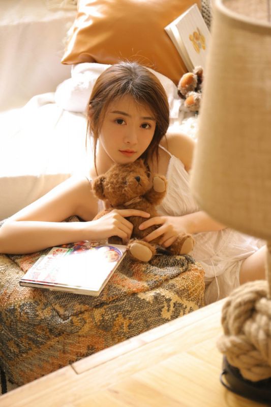 大眼眸软萌少女闺房睡衣看书打发时间性感生活写真