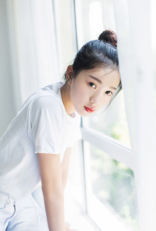 丸子头少女白嫩肌肤私房小清新写真