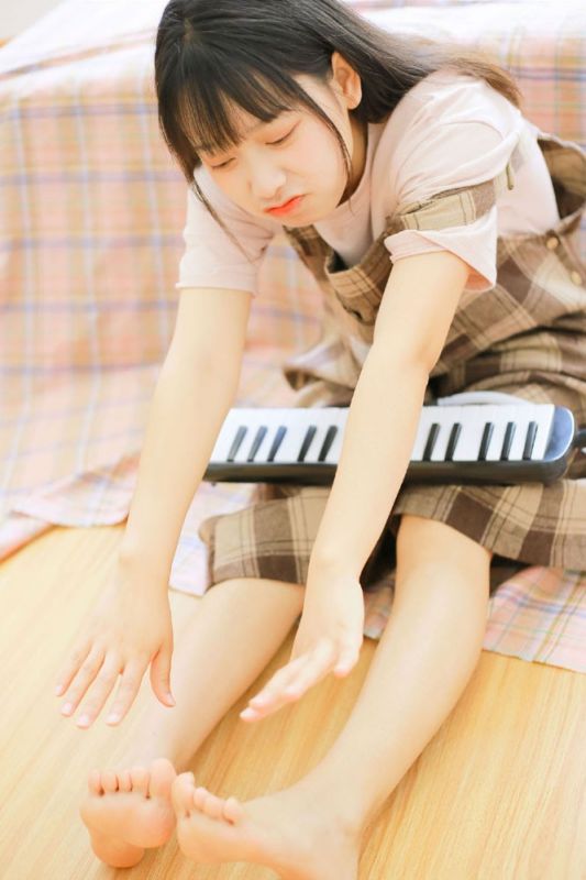 电子钢琴小能手少女活泼青涩大眼灵动清纯生活写真