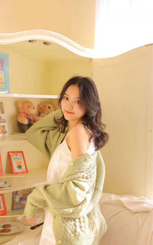 吊带露肩美女清纯甜美诱人成熟气质写真图片