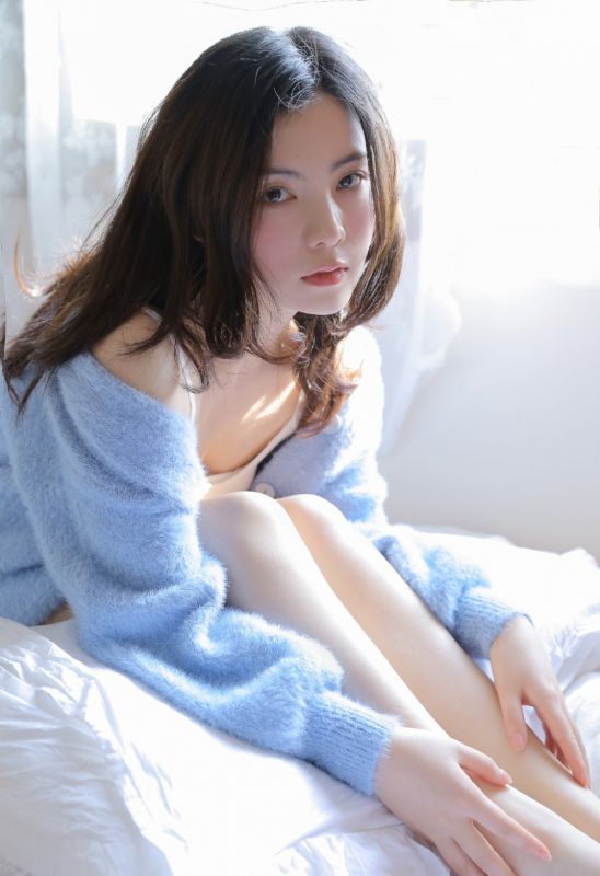 长发冷艳美女御姐吊带美乳床上性生活姿势写真